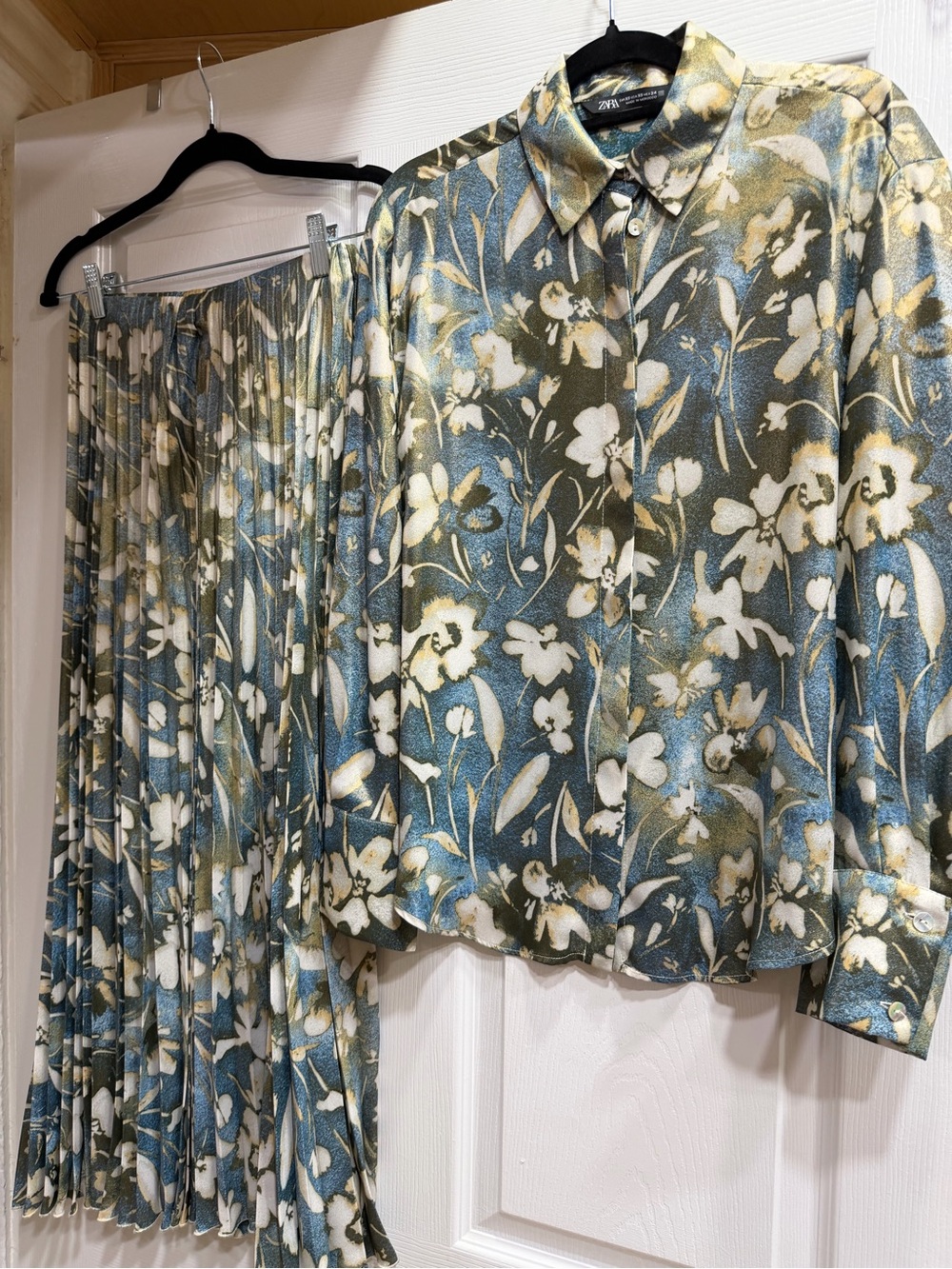 Zara Blue & Cream Floral Button-Down Shirt and midi pleated skirt in size XS